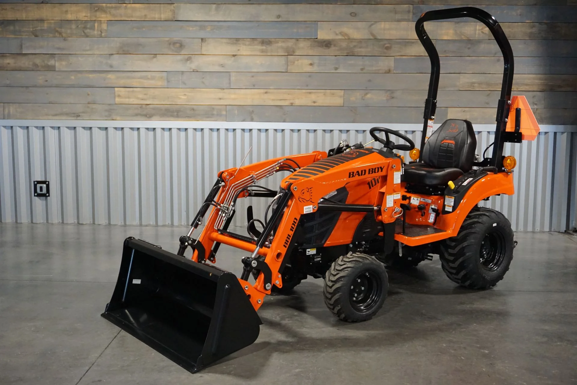 1022H - 10 SERIES, 22HP W/ 100 LOADER - Image 2