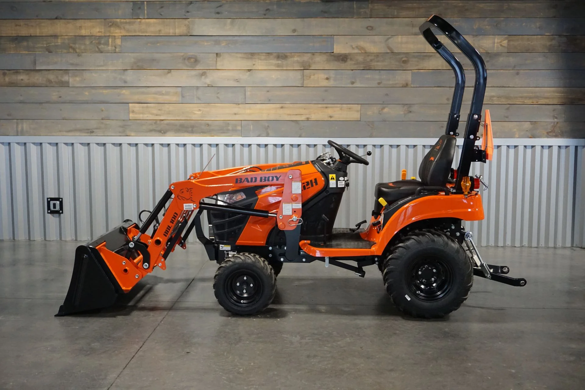 1022H - 10 SERIES, 22HP W/ 100 LOADER - Image 3