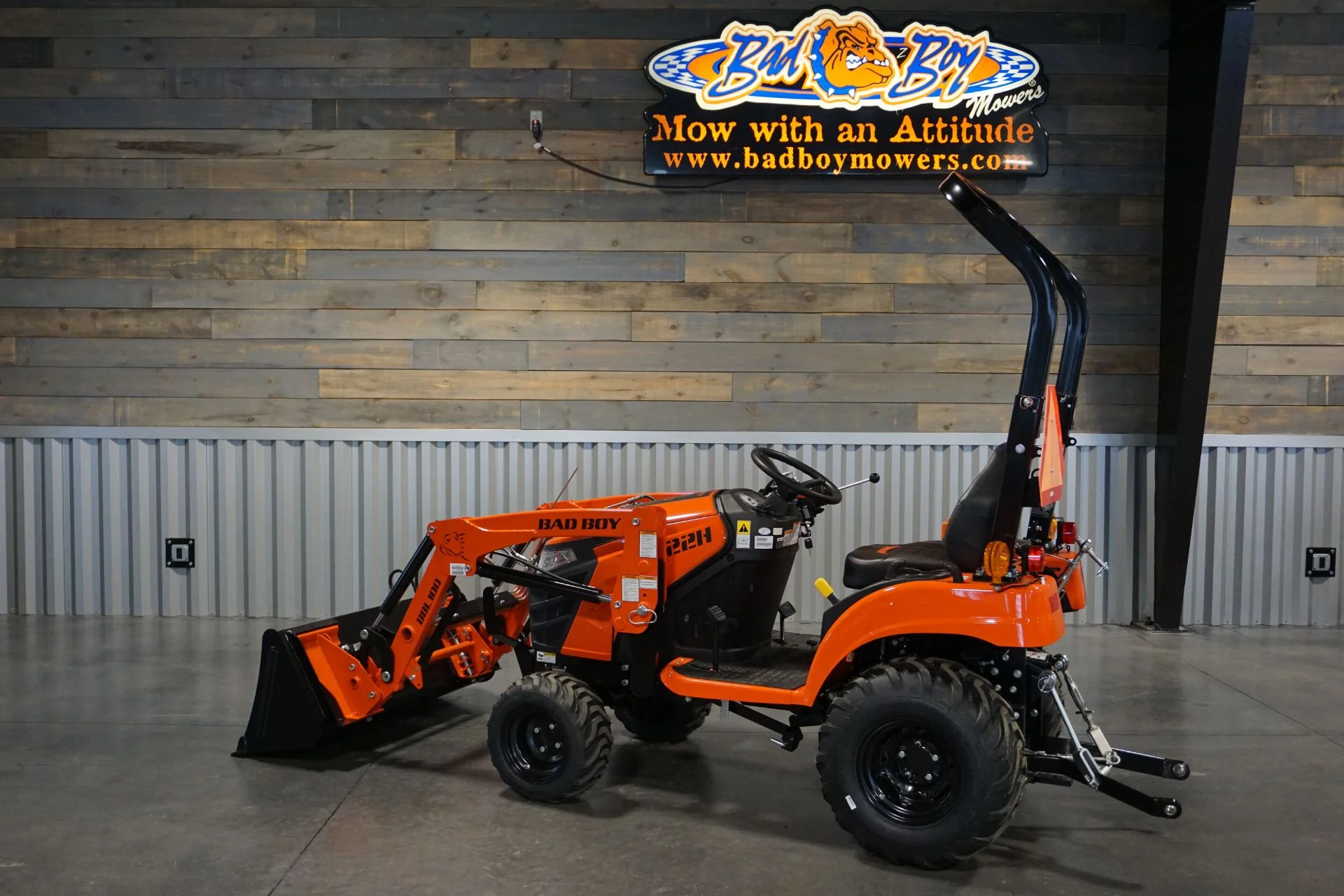 1022H - 10 SERIES, 22HP W/ 100 LOADER - Image 4