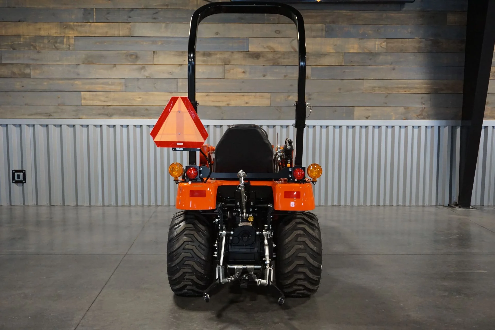 1022H - 10 SERIES, 22HP W/ 100 LOADER - Image 5