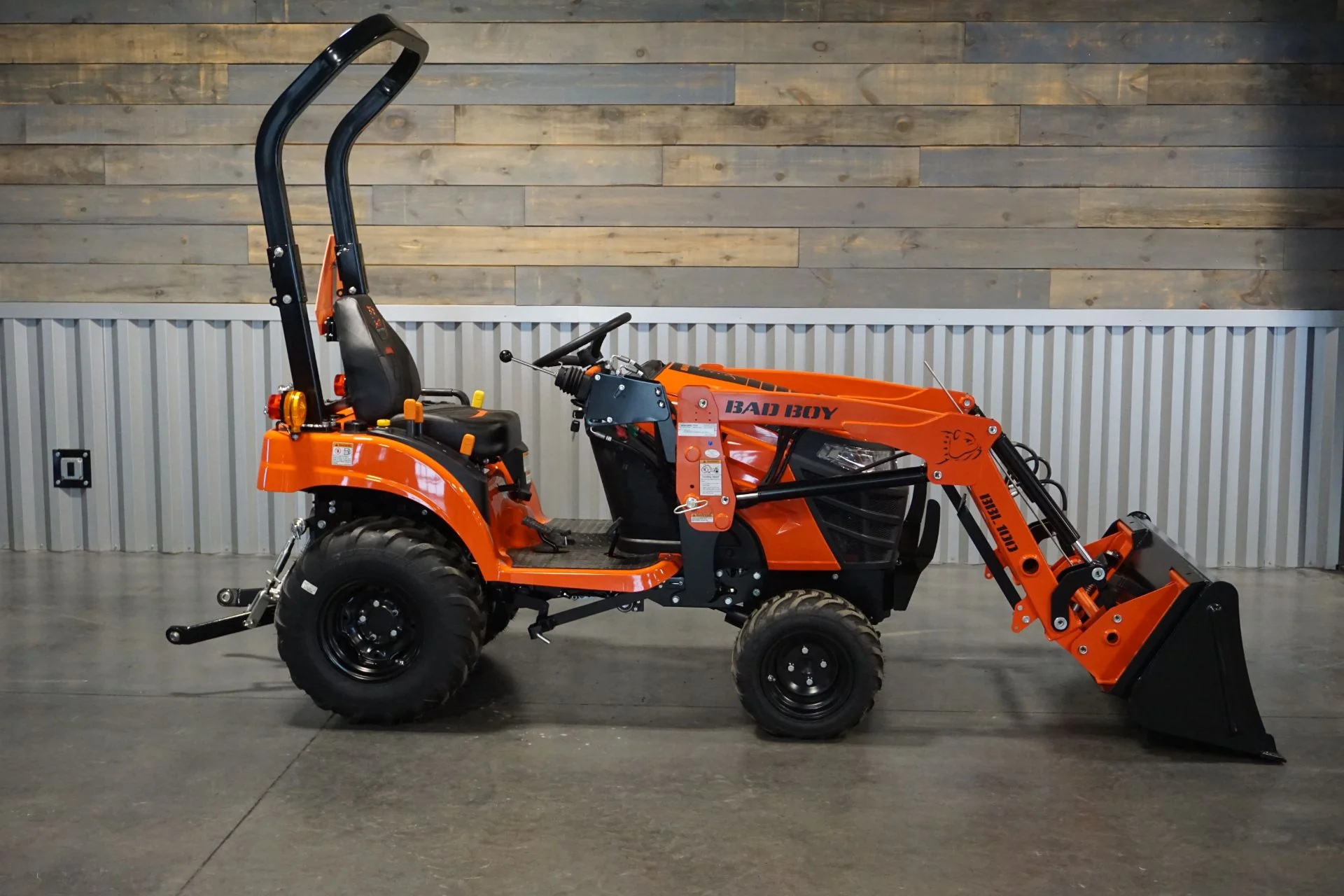 1022H - 10 SERIES, 22HP W/ 100 LOADER - Image 7