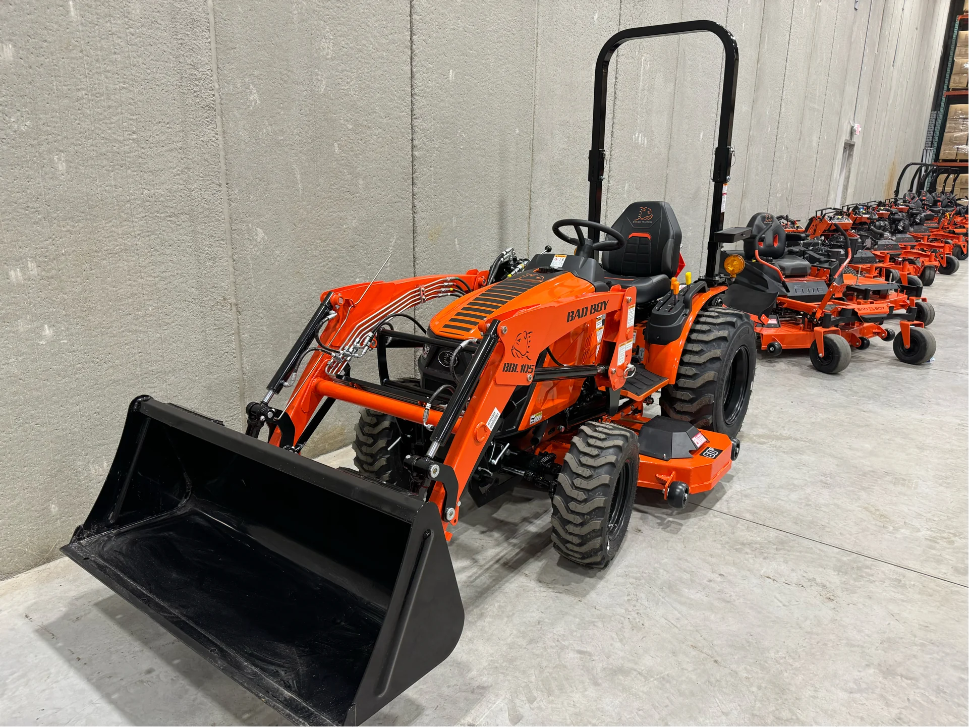 1025H - 10 SERIES, 24 HP W/ 105 LOADER - Image 3