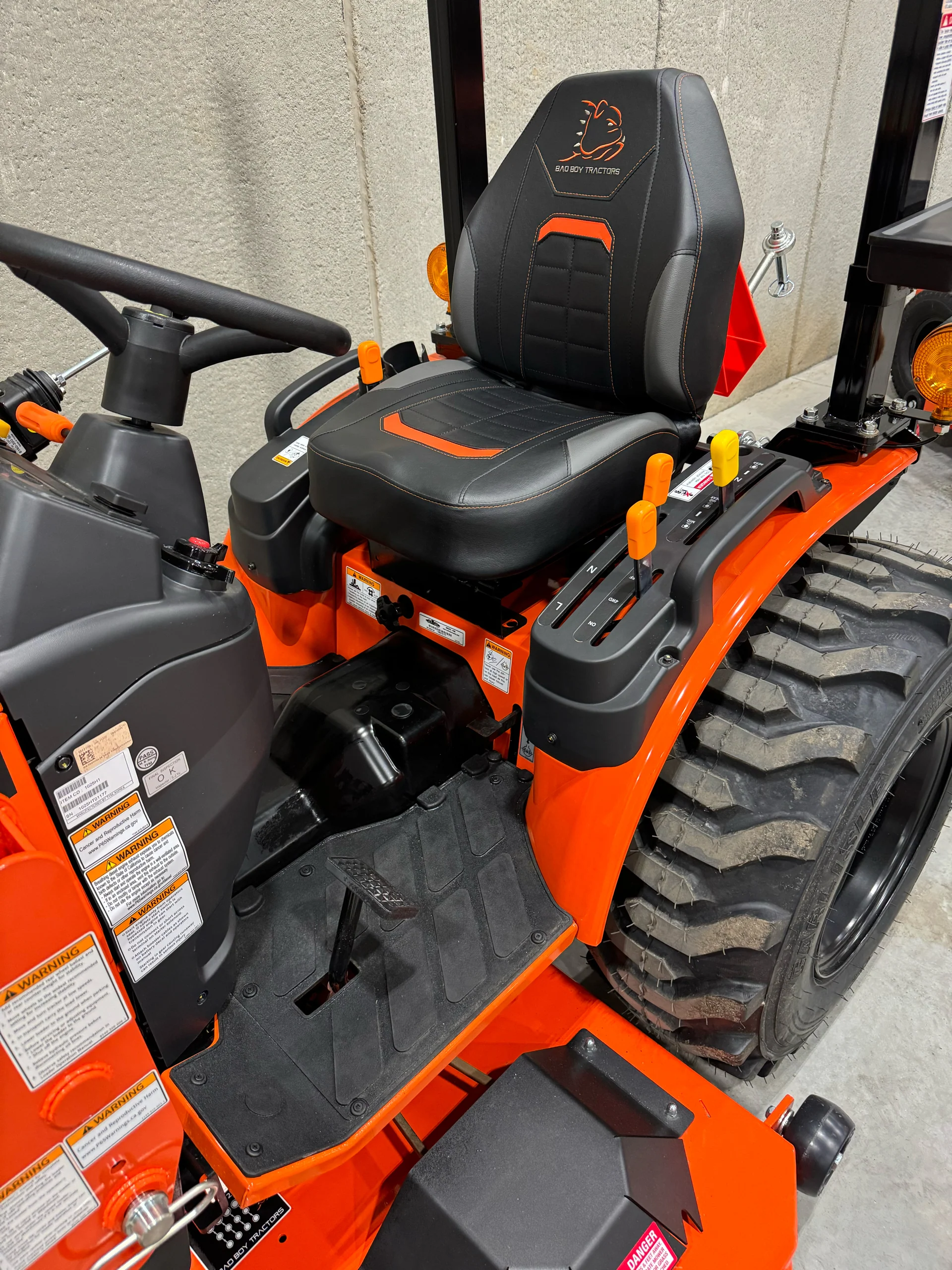 1025H - 10 SERIES, 24 HP W/ 105 LOADER - Image 4