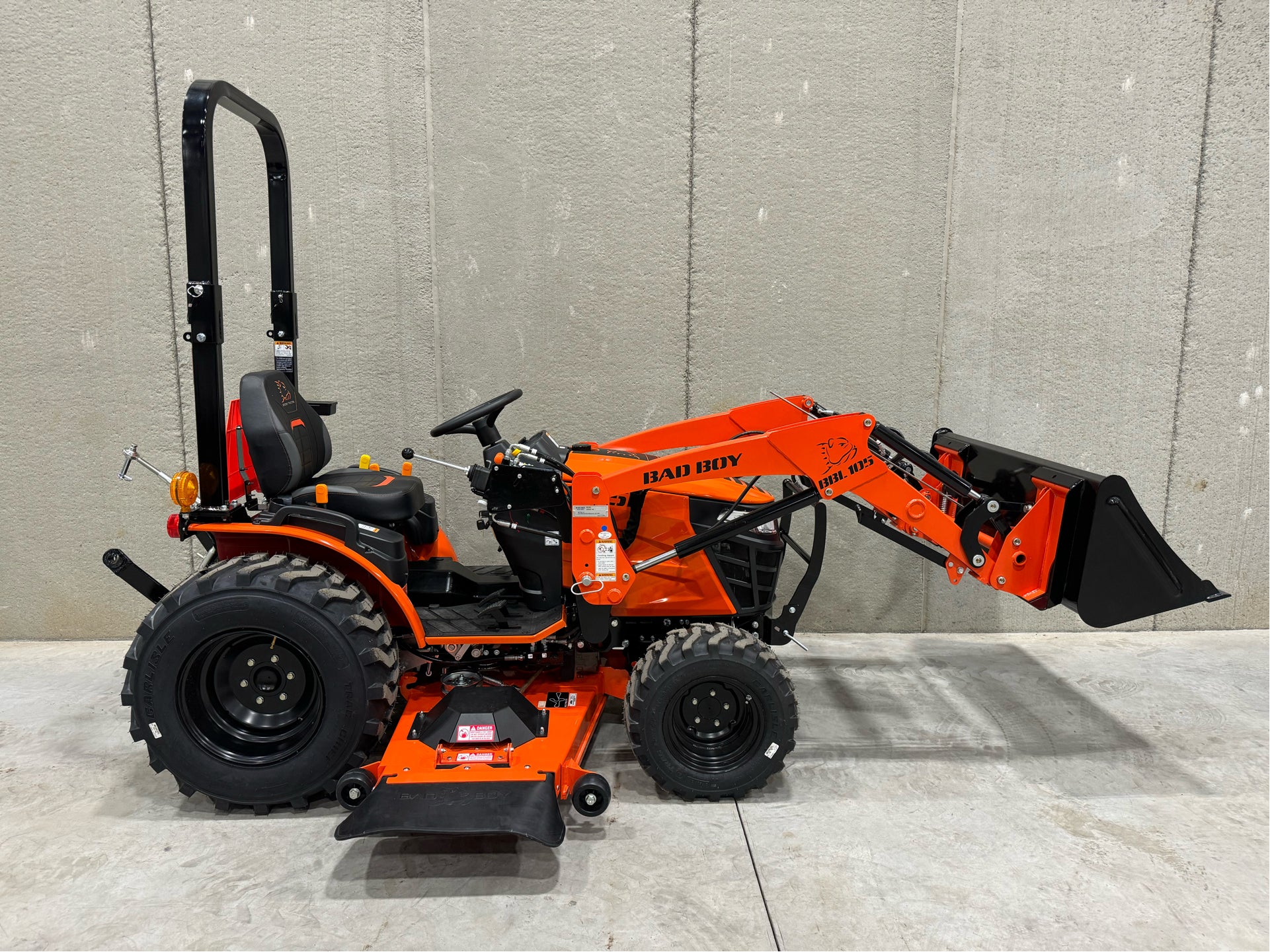 1025H - 10 SERIES, 24 HP W/ 105 LOADER - Image 5