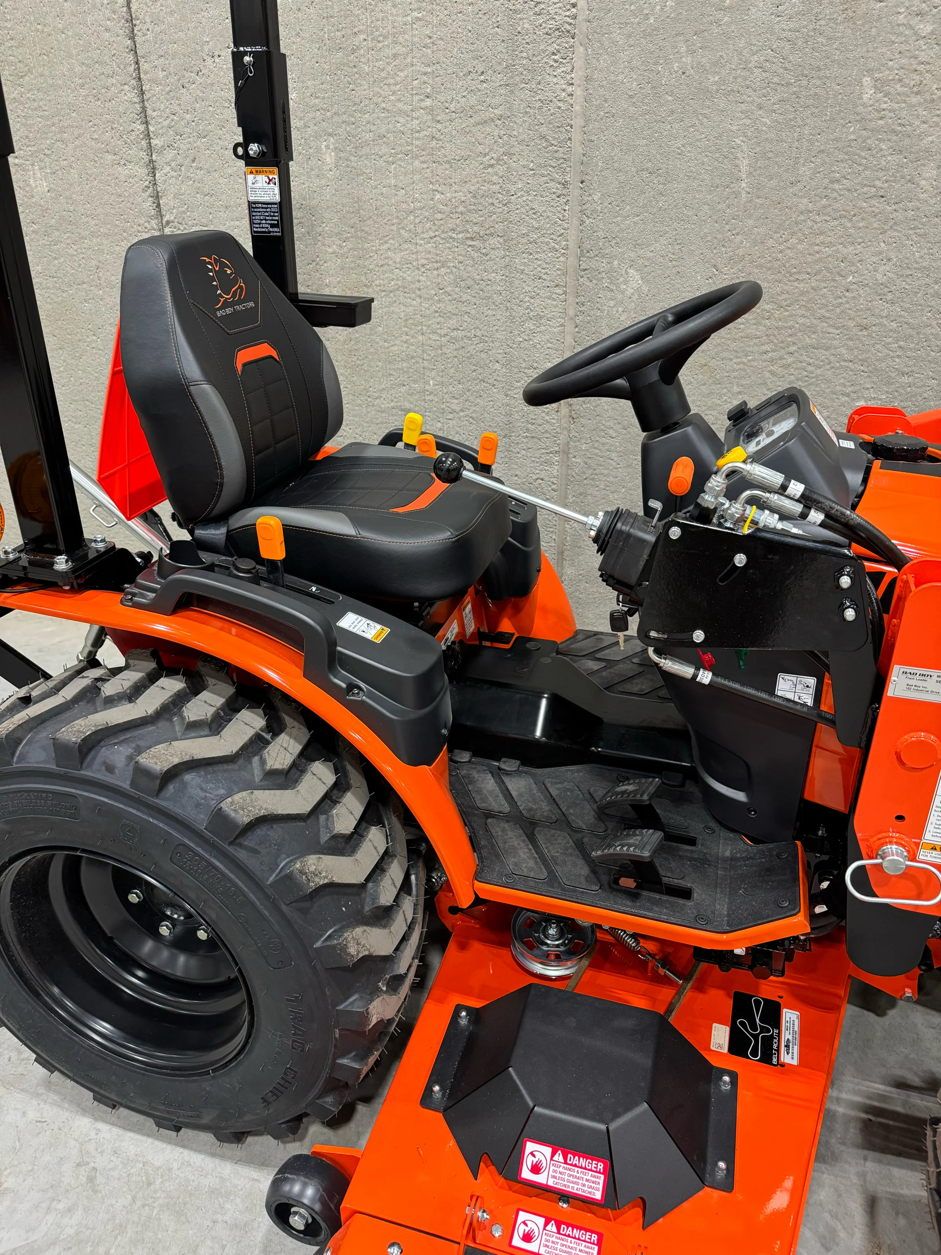 1025H - 10 SERIES, 24 HP W/ 105 LOADER - Image 7