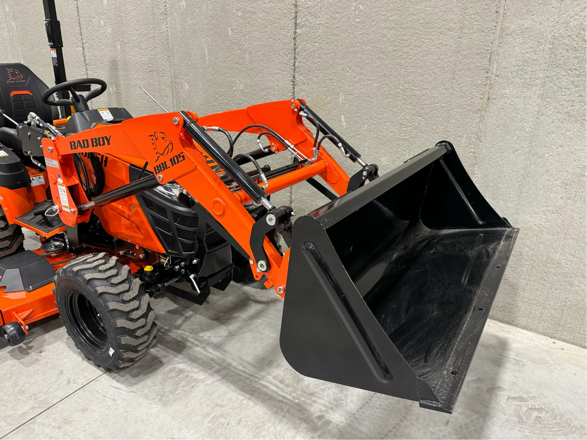 1025H - 10 SERIES, 24 HP W/ 105 LOADER - Image 8
