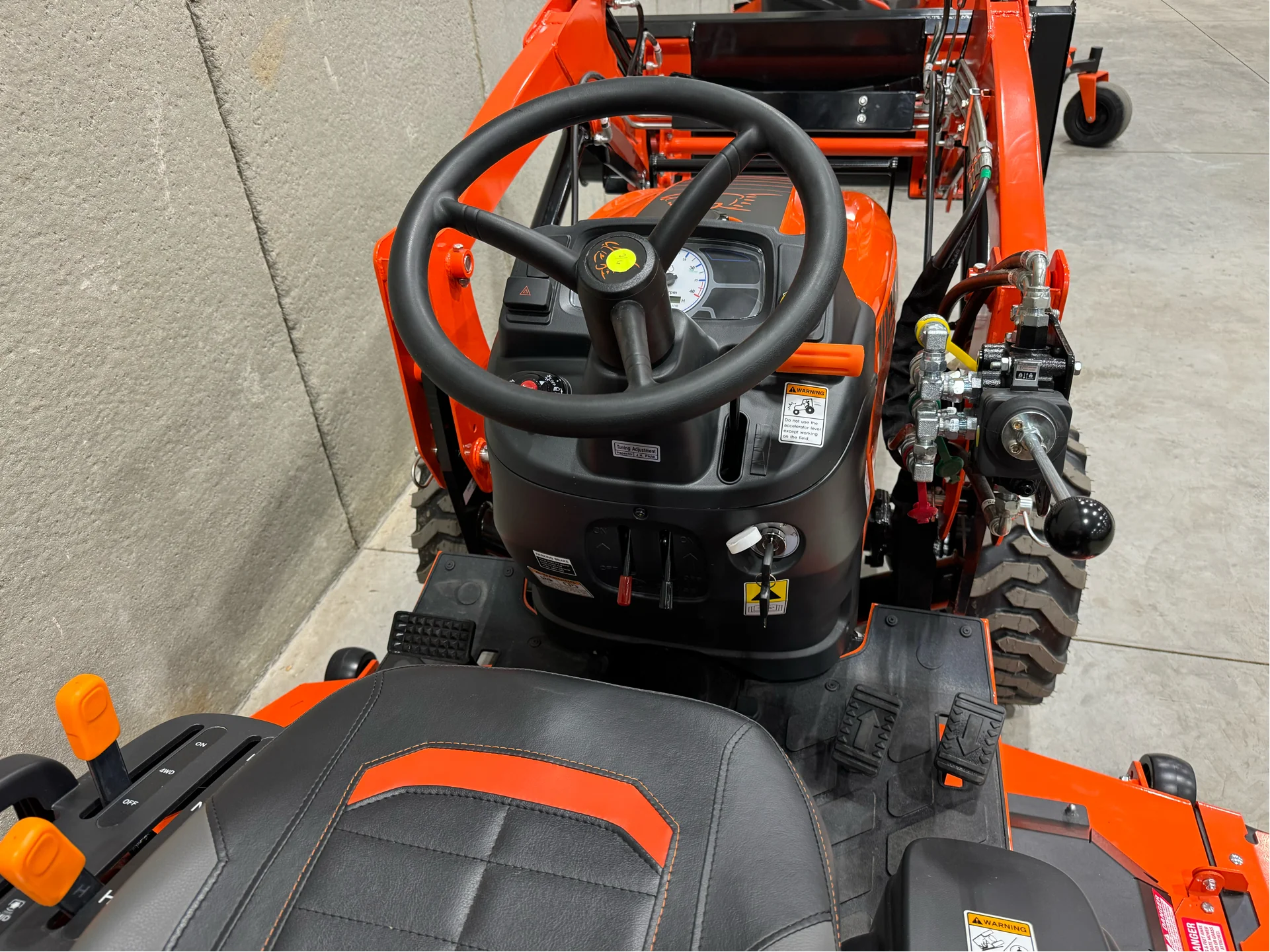1025H - 10 SERIES, 24 HP W/ 105 LOADER - Image 9